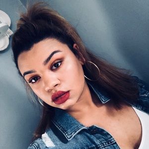 Meet your Posher, Elise